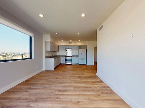 4th image of 4807 Elmwood Ave #105
