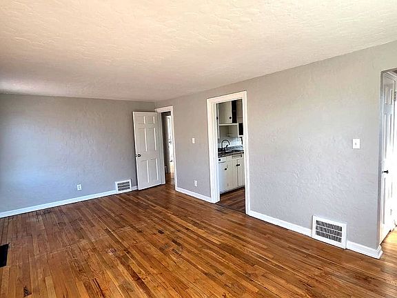 3rd image of 525 E 222nd St