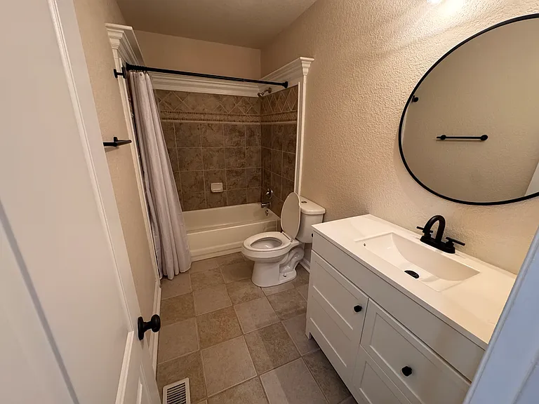534 Biltmore Dr — Photo 16