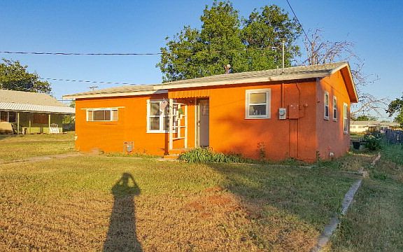 3rd image of 806 E Avenue B