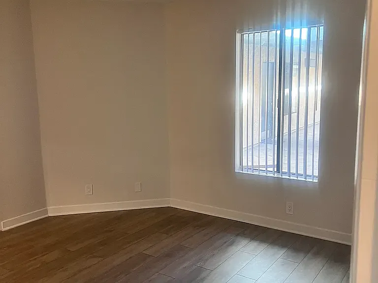 IMT 14227 Vanowen — Photo 11