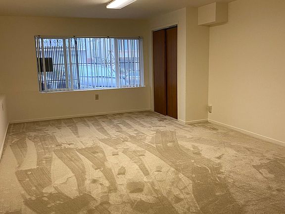 5th image of 373 Lakeshire Dr