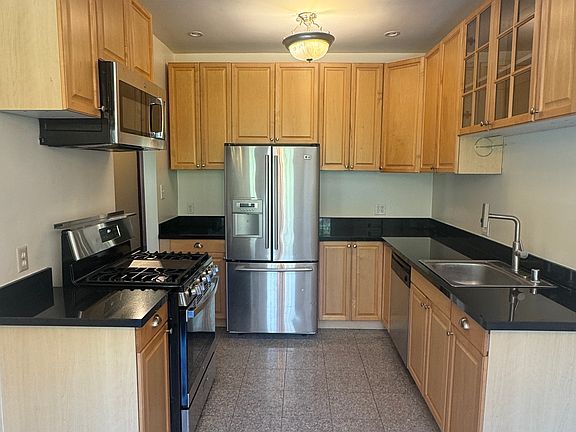 2nd image of 350 Laguna Honda Blvd APT 9