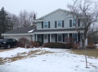 2610 W Marigold Ct, Mequon, WI 53092