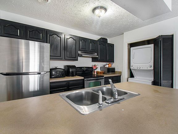 5th image of 1006 Clarinet Blvd E