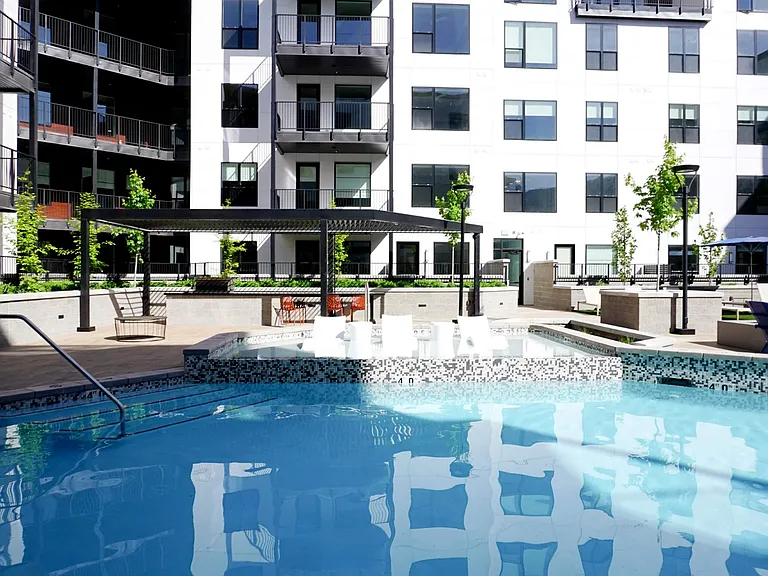 The Grandeur | Sparkling Pool