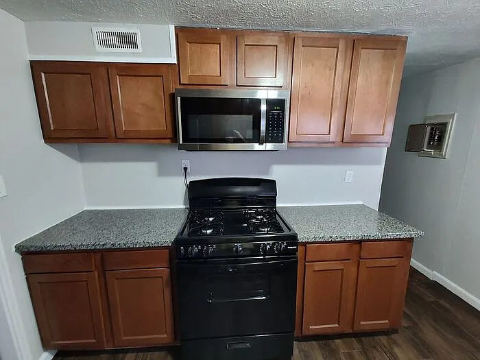 3 bed, 1.0 bath, 1000 sqft, $1,295 — Photo 4
