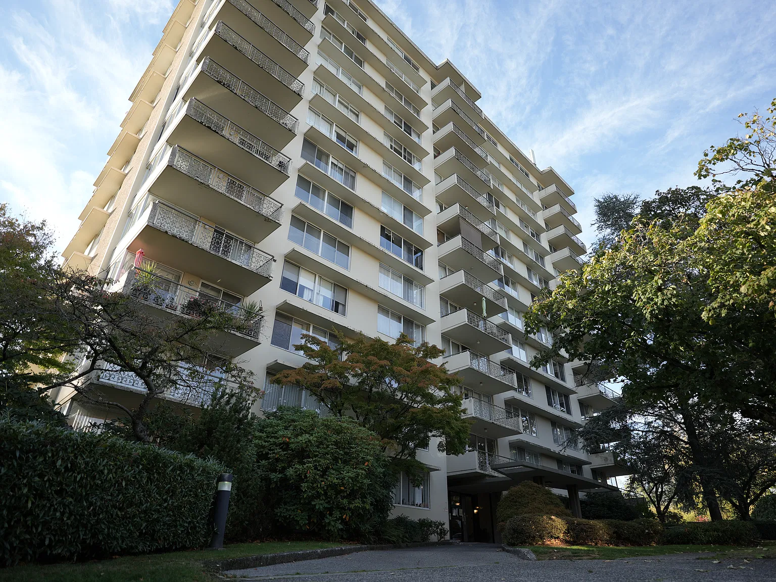 Fontainebleau Apartments — Photo 3