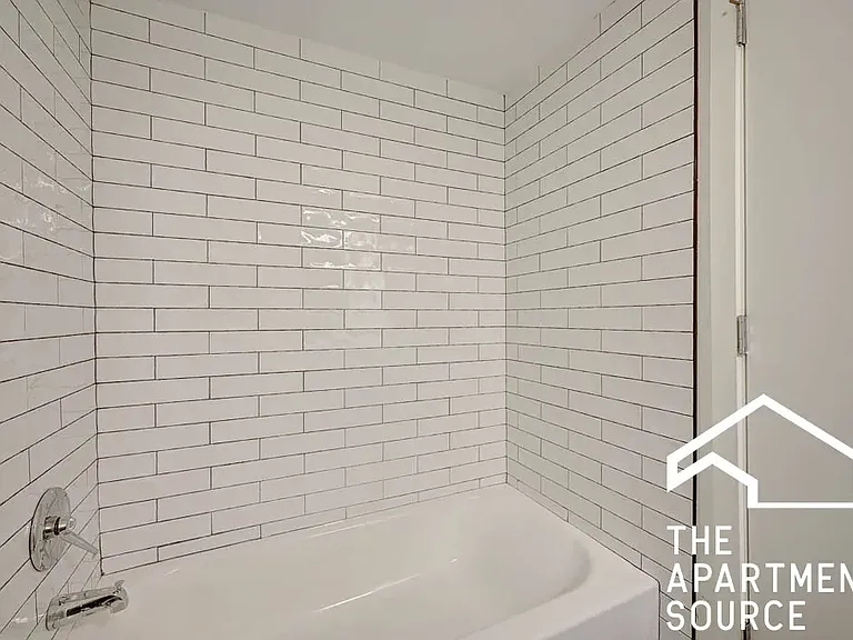 1225 W Foster Ave #3B — Photo 3