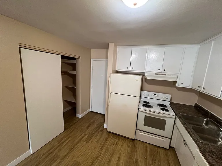 1015 York Ave — Photo 10