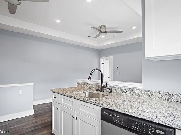 4th image of 140 Leverington Ave #2