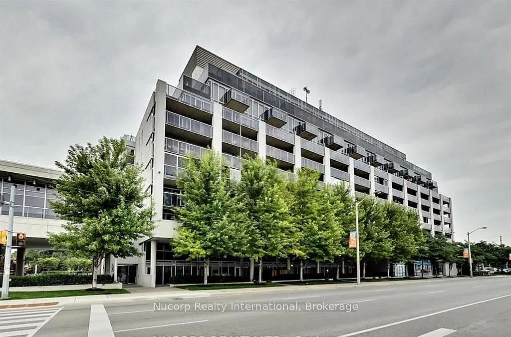 1040 The Queensway — Photo 2