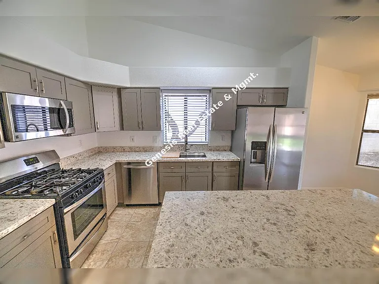 10019 N Roxbury Dr — Photo 24