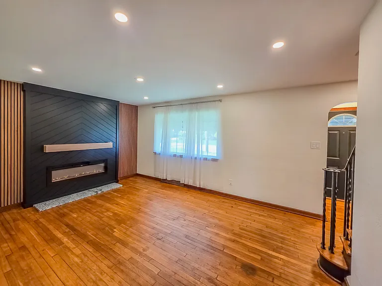 1323 Lincoln Way — Photo 9