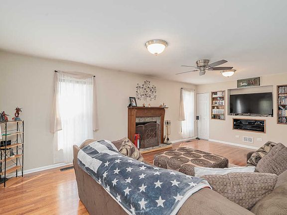 5th image of 413 Mooney Dr