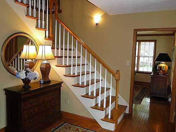 2nd image of 40 Oakmont Ct