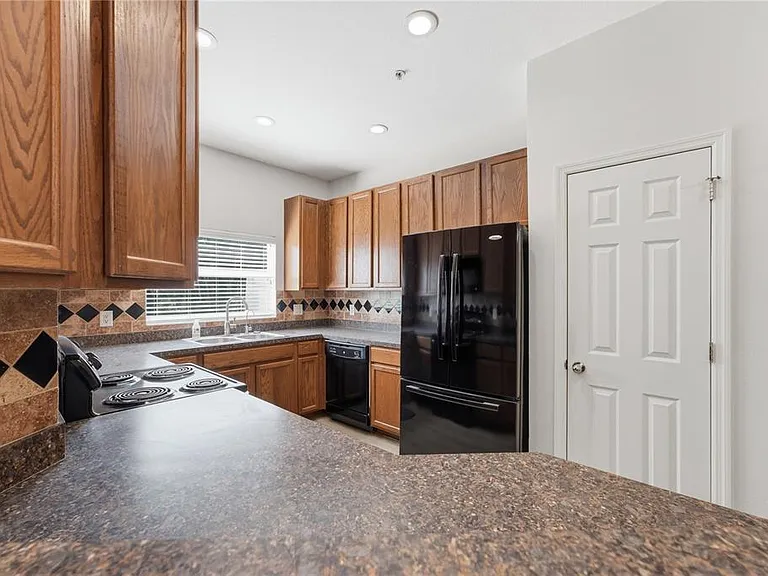 1346 Grantham Dr — Photo 12