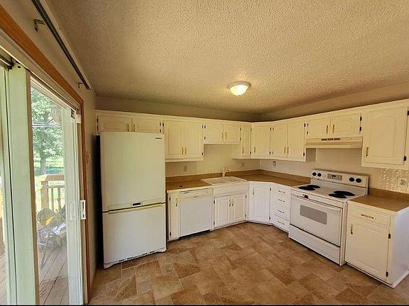 3rd image of 9528 Wallace Ave