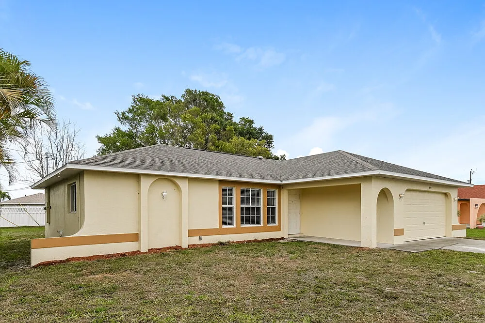3 bed, 2.0 bath, 1205 sqft, $2,360 — Photo 3