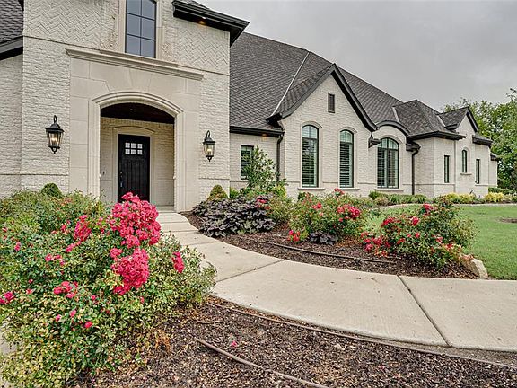 2nd image of 330 Oak Hollow Ln