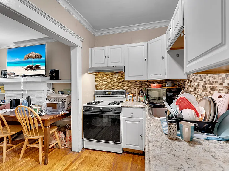 75 Montrose Ave #1 — Photo 21