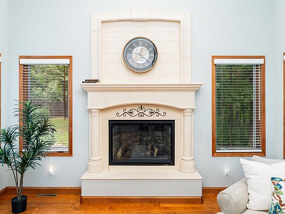 3rd image of 1525 Evergreen Dr