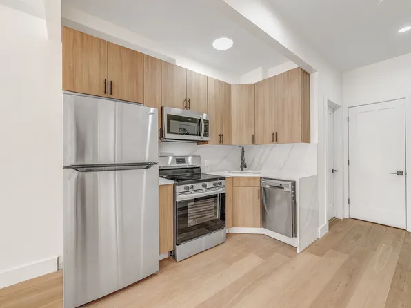 25-14 Newtown Avenue image 2 of 9