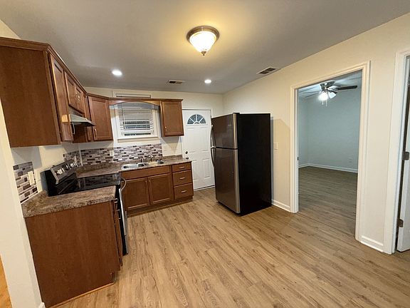 5th image of 212 Romney St