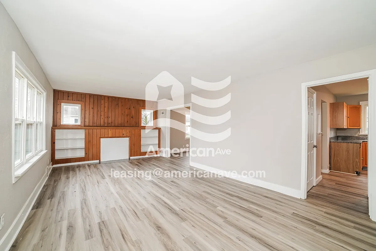 1162681_002_wm_-_living_room_13401158.jpg - 120 S Cedar St