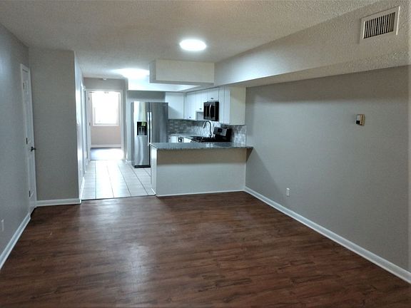 4th image of 604 E Iredell Ave #6