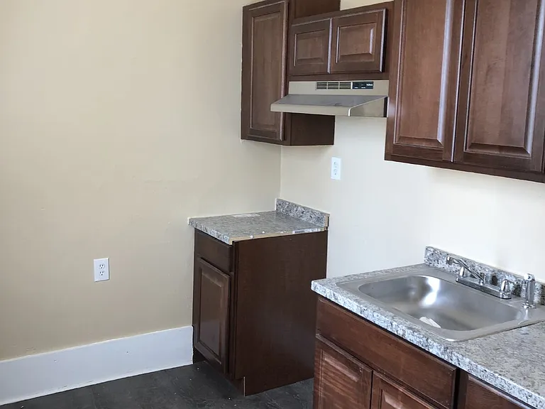 1803 S 6th St #UPPER FRONT — Photo 4