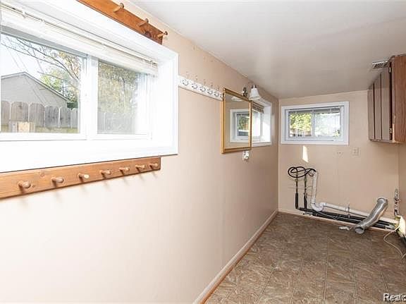 5th image of 2665 Mott Ave