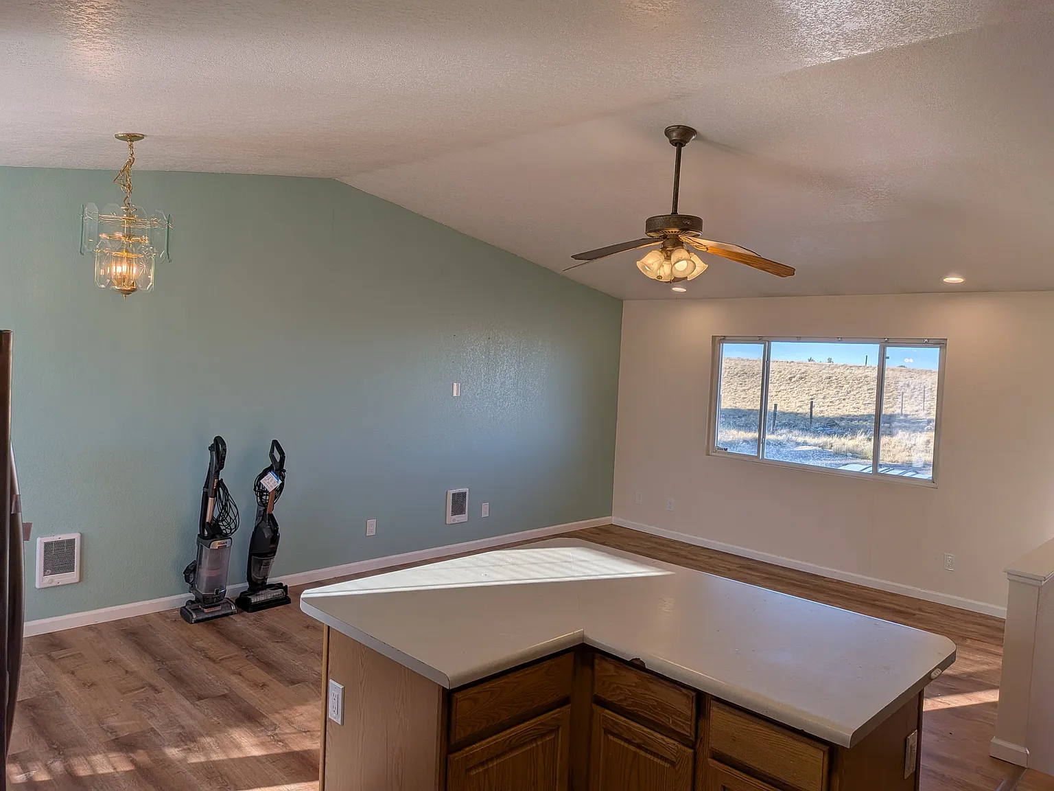 3 bed, 1824 sqft, $2,350 — Photo 2