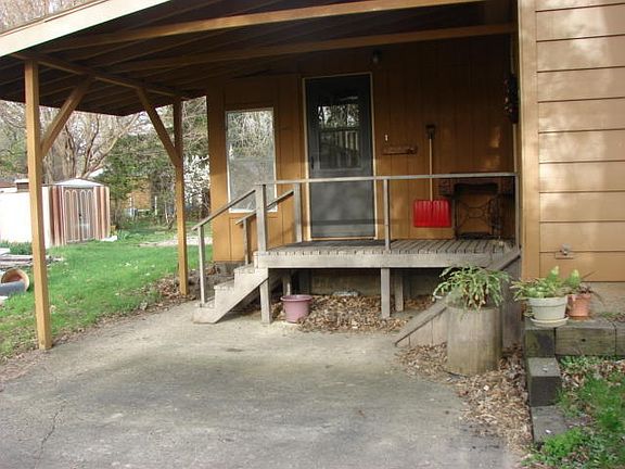 4th image of 2303 Chicago Ave
