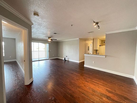 5th image of 1909 Summer Club Dr APT 215