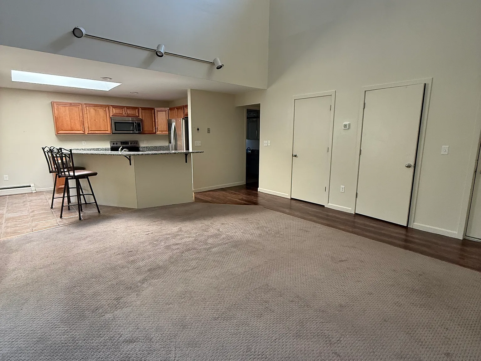 2 bed, 1000 sqft, $2,300 — Photo 3