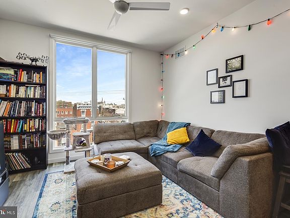 5th image of 2559 Amber St #406