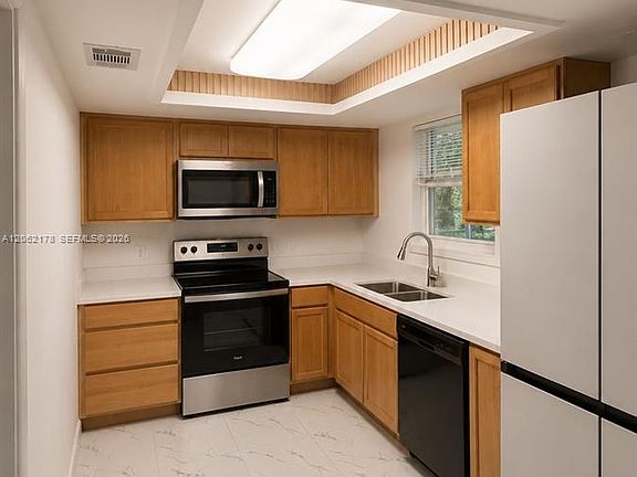 5th image of 800 Mary St