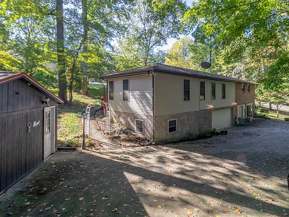3rd image of 1605 Eastern Hills Dr