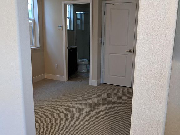 3rd image of 643 W Ellsworth Ave