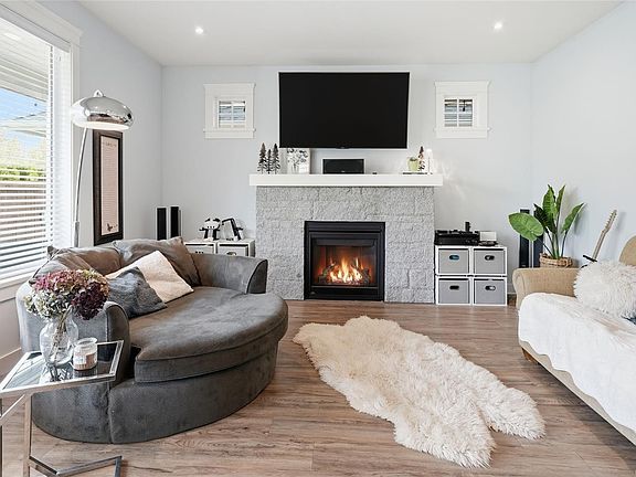 3rd image of 795 Parkside Cres