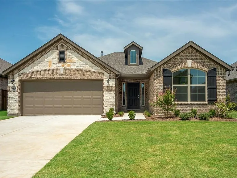 1829 Meadow Trail Ln — Photo 1