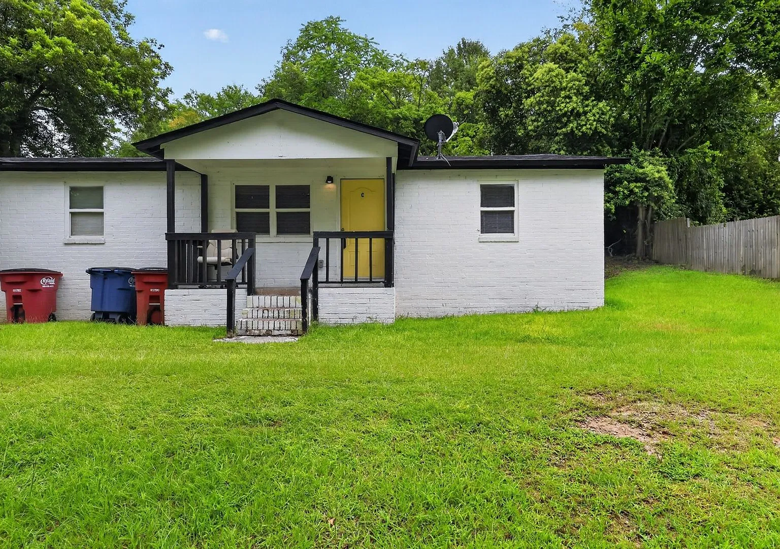 Charming 2-Bedroom End Unit Just 1 Mile from Mercer University — Photo 1