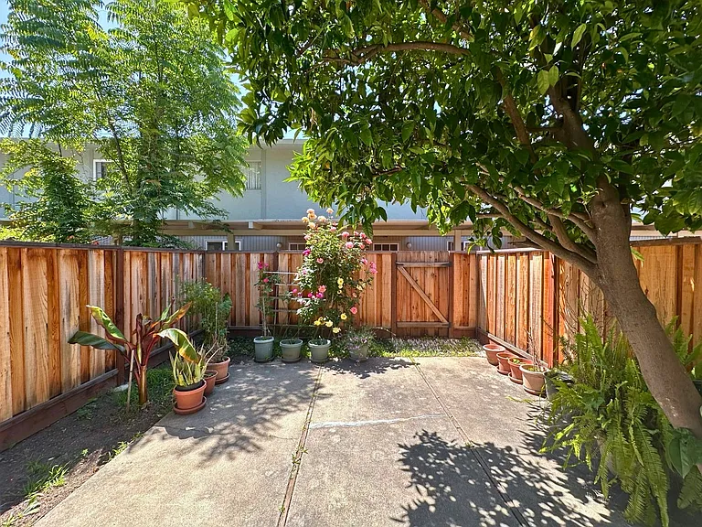 2047 Montecito Ave #13 — Photo 15