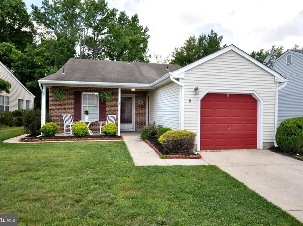 5 Fairfax Dr, Mount Laurel, NJ 08054