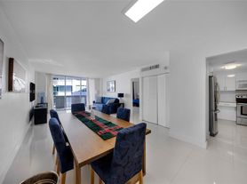 800 West Ave