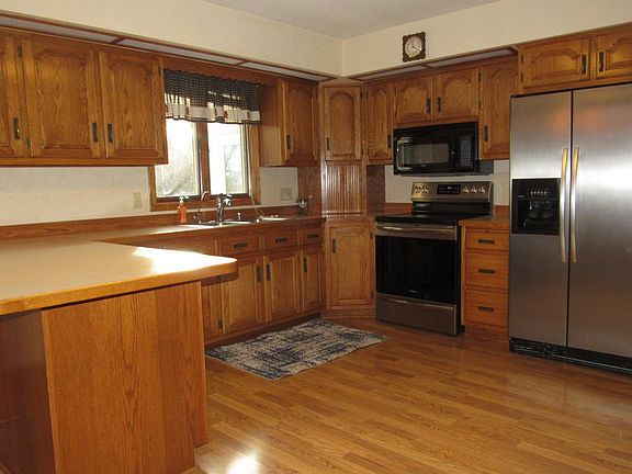 3rd image of 411 Front St E