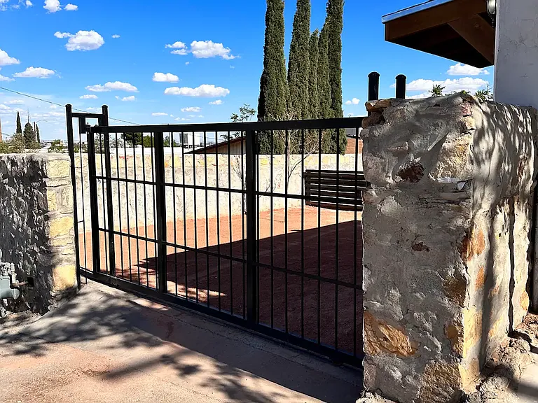 Gate