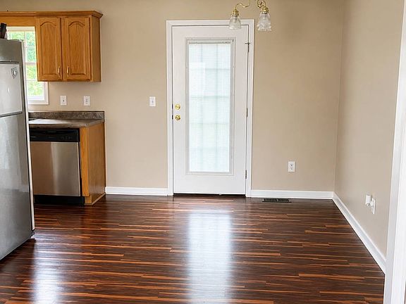 3rd image of 28 Hawthorne Dr
