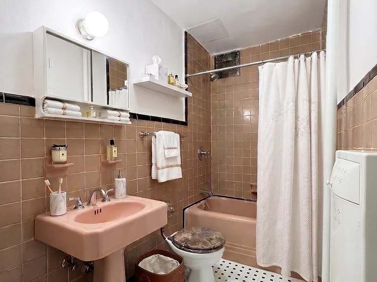 457 W 21st St #2D — Photo 4